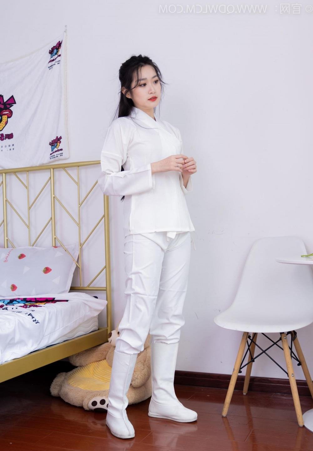 ����� ����